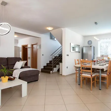 Сasa de vacaciones 45 Loborika